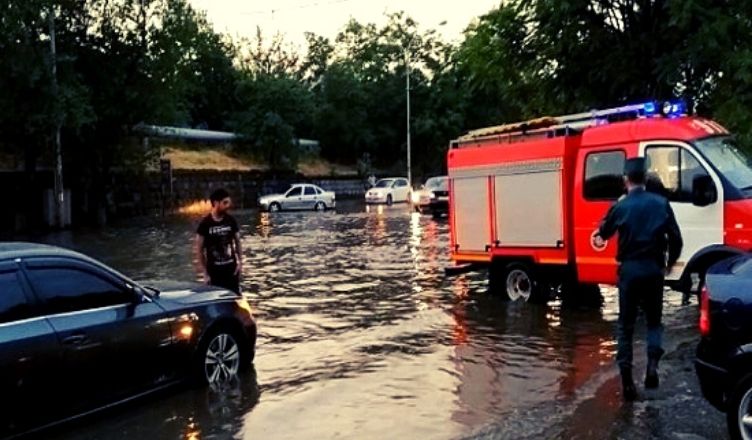 Երևանում անձրևից հետո 7 մեքենա արգելափակվել է ջրափոսում