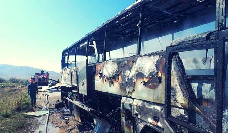 Վարդենիսում ադրբեջանական ԱԹՍ-ի հարվածից այրված քաղաքացիական ավտոբուսը