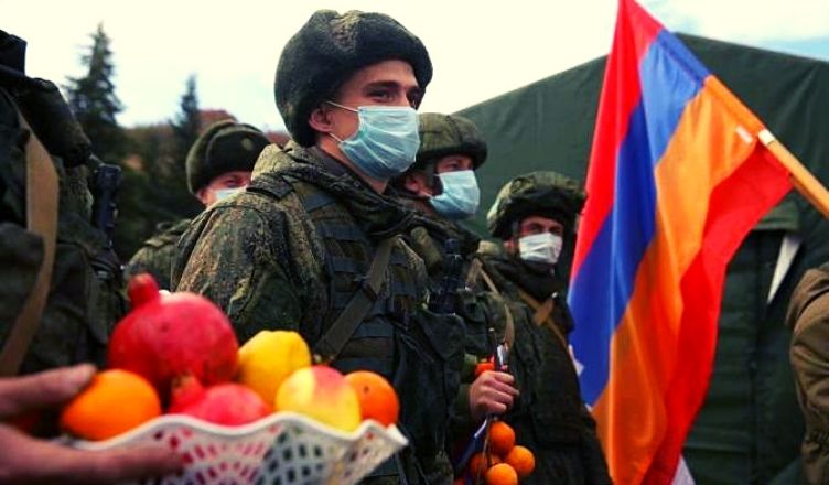 Ստեփանակերտի բնակիչները միրգ և քաղցրավենիք են հյուրասիրել ռուս խաղաղապահներին