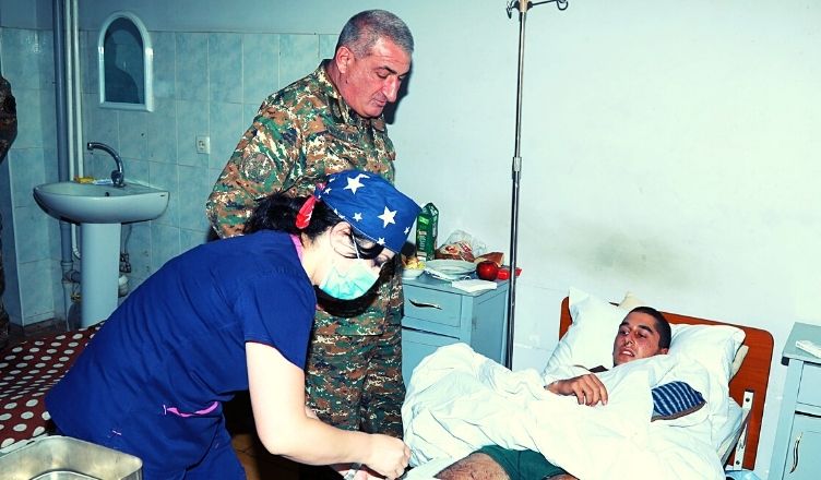 ՊԲ հրամանատար Կամո Վարդանյանն այցելել է Արցախում վիրավորված զինծառայողներին